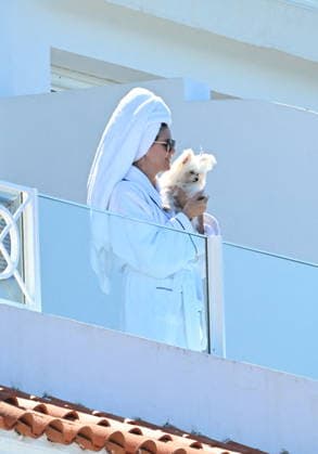 Cannes - Heidi Klum and Her Dog Fritz on The Balcony of The Eden Roc A tender moment between Heidi Klum and her dog Fritz as they wake up on the balcony of the Eden Roc. Cap d Antibes, France, May 22, 2026. Photo by Florian Poitout ABACAPRESS.COM Cap d Antibes Provence-Alpes-Cote d Azur France  Copyright: xPoitoutxFlorian ABACAx