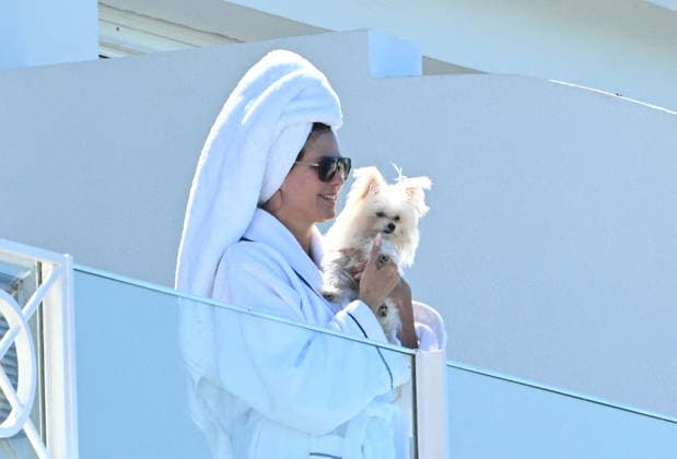 Cannes - Heidi Klum and Her Dog Fritz on The Balcony of The Eden Roc A tender moment between Heidi Klum and her dog Fritz as they wake up on the balcony of the Eden Roc. Cap d Antibes, France, May 22, 2026. Photo by Florian Poitout ABACAPRESS.COM Cap d Antibes Provence-Alpes-Cote d Azur France  Copyright: xPoitoutxFlorian ABACAx