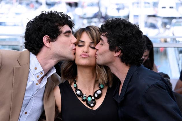 IPA84961012 - Cannes, 79th Cannes Film Festival 2026,photocall of the film La Bola Negra - Pictured: Javier Calvo, PenÃ lope Cruz, Javier Ambrossi  Copyright: xTerenghi Ipa-Agency.netx xPoolxPhotoxEventsx07x 84961012