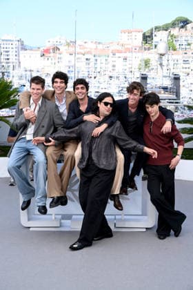 IPA84961080 - Cannes, 79th Cannes Film Festival 2026,photocall of the film La Bola Negra - Pictured: Milo Quifes, Javier Ambrossi, Miguel Bernardeau, Javier Calvo, Carlos Gonzalez, Guitarricadelafuente  Copyright: xTerenghi Ipa-Agency.netx xPoolxPhotoxEventsx07x 84961080