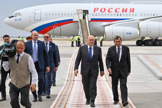TURKMENISTAN, ASHGABAT - MAY 22, 2026: Rashid Meredov, Foreign Minister of Turkmenistan, welcomes Mikhail Mishustin (R-L), Prime Minister of Russia, during a ceremony at Ashgabat International Airport. Alexander Miridonov POOL TASS  92866371