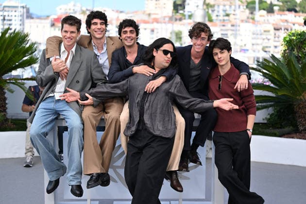 79th Cannes Film Festival: La Bola Negra photocall CANNES, FRANCE - MAY 22: Spanish actor Miguel Bernardeau (L), Spanish director, screenwriter and producer Javier Calvo (2nd L), Spanish director, screenwriter and producer Javier Ambrossi (3rd L), Spanish actor Carlos Gonzalez (4th L), Spanish singer-songwriter and guitarist Alvaro Lafuente Calvo (2nd R) and Spanish actor Milo Quifes (R) pose during a photocall for the film La Bola Negra at the 79th edition of the Cannes Film Festival in Cannes, France on May 22, 2026. Mustafa Yalcin Anadolu Paris France. Editorial use only. Please get in touch for any other usage.  Copyright: x2026xAnadoluxMustafaxYalcinx