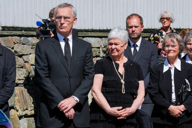 Anja Breien bisettes Oslo 20260522. Finansminister Jens Stoltenberg og Ellen Horn etter bisettelsen til filmregissor Anja Breien i Fanehallen pa Akershus festning i Oslo fredag. Foto: Terje Pedersen NTB Oslo Norge RsukeJJqQAs EDITORIAL USE ONLY Ref:_ENT_POLRsukeJJqQAs.jpg *** Anja Breiens funeral Oslo 20260522 Minister of Finance Jens Stoltenberg and Ellen Horn after the funeral of film director Anja Breien in Fanehallen at Akershus Fortress in Oslo on Friday Photo Terje Pedersen NTB Oslo Norway RsukeJJqQAs EDITORIAL USE ONLY Ref ENT POLRsukeJJqQAs jpg  Copyright: xTerjexPedersenx xNTBx
