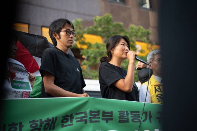 South Korean activists return after Israeli seizure of Gaza aid flotilla SEOUL, SOUTH KOREA - MAY 22: Kim Dong-hyeon and Haecho (Kim A-hyun), two Korean activists who were captured by Israeli forces after attempting to sail to Gaza on a humanitarian mission, speak in front of the Israeli embassy in Seoul, South Korea on May 22, 2026. Hwawon Lee Anadolu Seoul South Korea. Editorial use only. Please get in touch for any other usage.  Copyright: x2026xAnadoluxHwawonxLeex