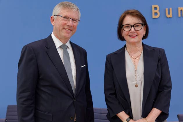 Immobilienbranche fordert Bau-Turbo II 2026-05-18 Deutschland, Berlin Bundespressekonferenz: Bau- und Immobilienbranche fordert Bau-Turbo II, um den Wohnungsmarkt zu beleben. Im Bild: Iris Schöberl, Präsidentin des Zentralen Immobilien Ausschusses (ZIA) und Olaf Demuth, Präsident des Hauptverbandes der Deutschen Bauindustrie .V. (BAUINDUSTRIE). *** Real estate industry calls for Bau Turbo II 2026 05 18 Germany, Berlin Federal Press Conference Construction and real estate industry calls for Bau Turbo II to revive the housing market In the picture Iris Schöberl, President of the German Property Federation ZIA and Olaf Demuth, President of the Federation of the German Construction Industry V BAUINDUSTRIE