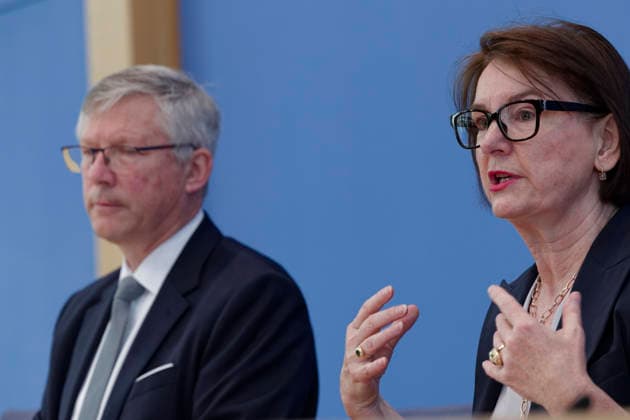 Immobilienbranche fordert Bau-Turbo II 2026-05-18 Deutschland, Berlin Bundespressekonferenz: Bau- und Immobilienbranche fordert Bau-Turbo II, um den Wohnungsmarkt zu beleben. Im Bild: Iris Schöberl, Präsidentin des Zentralen Immobilien Ausschusses (ZIA) und Olaf Demuth, Präsident des Hauptverbandes der Deutschen Bauindustrie .V. (BAUINDUSTRIE). *** Real estate industry calls for Bau Turbo II 2026 05 18 Germany, Berlin Federal Press Conference Construction and real estate industry calls for Bau Turbo II to revive the housing market In the picture Iris Schöberl, President of the German Property Federation ZIA and Olaf Demuth, President of the Federation of the German Construction Industry V BAUINDUSTRIE