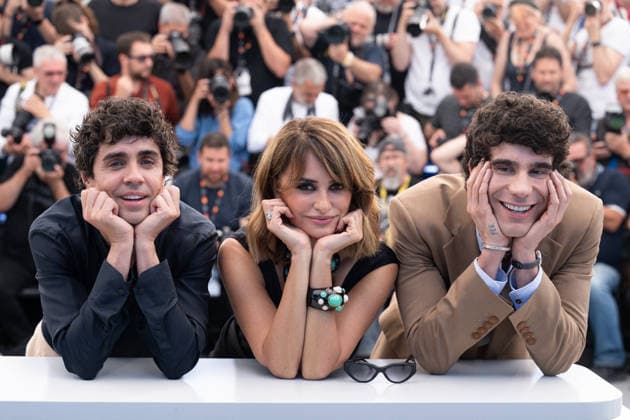 Cannes La Bola Negra Photocal LZ Javier Ambrossi, Penélope Cruz and Javier Calvó attending the photocall of La Bola Negra during the 79th Cannes International Film Festival in Cannes, France on May 22, 2026, the film selected in the Official Competition. Photo by Laurent Zabulon ABACAPRESS.COM  Copyright: xZabulonxLaurentx