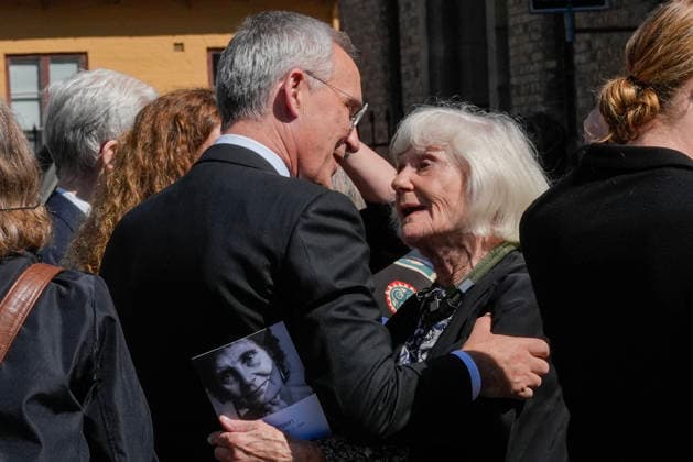 Anja Breien bisettes Oslo 20260522. Finansminister Jens Stoltenberg og Bente Borsum etter bisettelsen til filmregissor Anja Breien i Fanehallen pa Akershus festning i Oslo fredag. Foto: Terje Pedersen NTB Oslo Norge pP47WonmlsY EDITORIAL USE ONLY Ref:_ENT_POLpP47WonmlsY.jpg *** Anja Breiens funeral Oslo 20260522 Finance Minister Jens Stoltenberg and Bente Borsum after the funeral of film director Anja Breien in Fanehallen at Akershus Fortress in Oslo on Friday Photo Terje Pedersen NTB Oslo Norway pP47WonmlsY EDITORIAL USE ONLY Ref ENT POLpP47WonmlsY jpg  Copyright: xTerjexPedersenx xNTBx