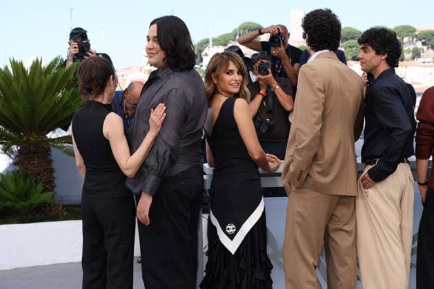 79ème Festival International du Film de Cannes Photocall with cast of the film Bola Negra 79th Cannes Film Festival Photocall with cast of the film La bola negra Penelope Cruz 456633 2026 05 22 Cannes France  Copyright: xIsabellexVautierx xStarfacex STAR_456633_078