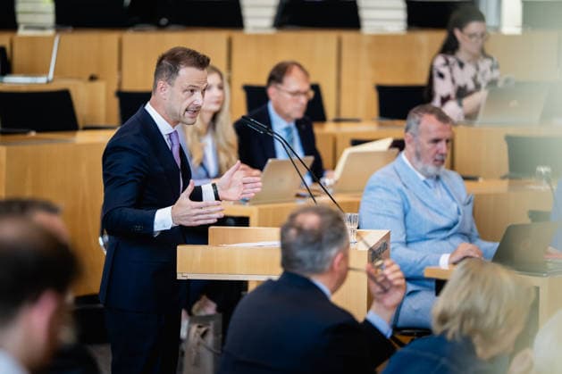 REGIERUNGSERKLÄRUNG ZUM THÜRINGEN MONITOR 22 05 2026 - Erfurt: Der Thüringer Minister für Bundes- und Europaangelegenheiten, Sport und Ehrenamt und Chef der Staatskanzlei, Stefan Gruhner (CDU), in der Regierungserklärung zum Gutachten Gesellschaftlicher Zusammenhalt in Thüringen (Ergebnisse des Thüringen-Monitors 2025) in der 45. Plenarsitzung des Thüringer Landtags am 22. Mai 2026. _________________ *** GOVERNMENT STATEMENT ON THE THURINGIA MONITOR 22 05 2026 Erfurt The Thuringian Minister for Federal and European Affairs, Sport and Volunteering and Head of the State Chancellery, Stefan Gruhner CDU , in the government statement on the report Social Cohesion in Thuringia Results of the Thuringia Monitor 2025 in