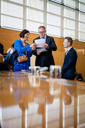 REGIERUNGSERKLÄRUNG ZUM THÜRINGEN MONITOR 22 05 2026 - Erfurt: Der Thüringer Minister für Bundes- und Europaangelegenheiten, Sport und Ehrenamt und Chef der Staatskanzlei, Stefan Gruhner (CDU), mit dem Thüringer Ministerpräsidenten Mario Voigt (CDU) und der Thüringer Ministerin für Wirtschaft, Landwirtschaft und Ländlichen Raum, Colette Boos-John (CDU), in der 45. Plenarsitzung des Thüringer Landtags am 22. Mai 2026. _________________ *** GOVERNMENT DECLARATION ON THE THURINGIA MONITOR 22 05 2026 Erfurt The Thuringian Minister for Federal and European Affairs, Sport and Volunteering and Head of the State Chancellery, Stefan Gruhner CDU , with the Thuringian Minister President Mario Voigt CDU and the Thuringian Minister for Econ