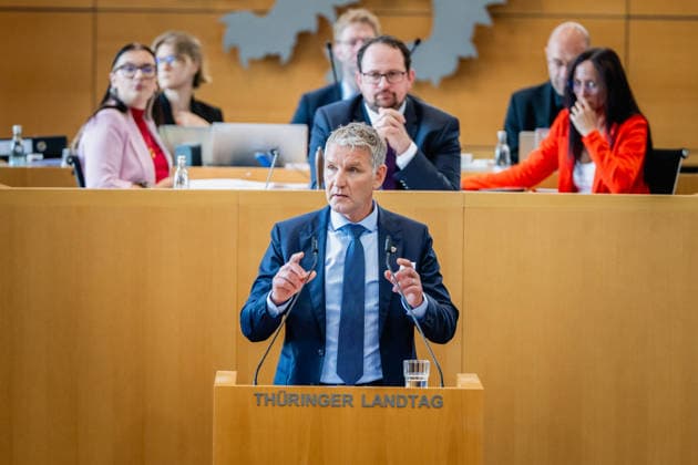 PLENUM IM THÜRINGER LANDTAG 22 05 2026 - Erfurt: Erwiderung des Vorsitzenden der AfD-Fraktion im Thüringer Landtag, Björn Höcke (AfD), auf die Regierungserklärung in der 45. Plenarsitzung des Thüringer Landtags am 22. Mai 2026. _________________ *** PLENUM IN THE THURINGIAN STATE PARLIAMENT 22 05 2026 Erfurt Response by the Chairman of the AfD parliamentary group in the Thuringian State Parliament, Björn Höcke AfD , to the government statement in the 45th plenary session of the Thuringian State Parliament on May 22, 2026
