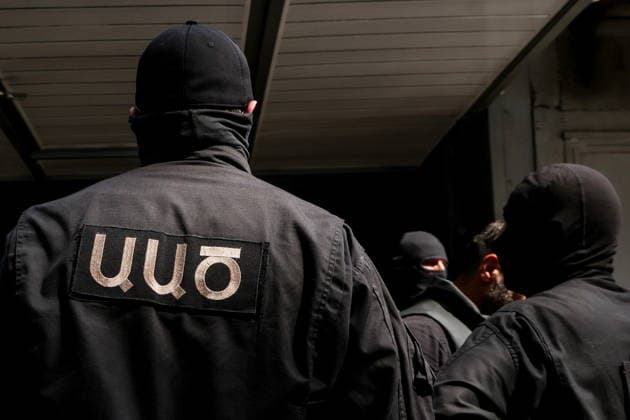ARMENIA, YEREVAN - MAY 22, 2026: Armenian National Security Service officers are seen during the detention of the Prosperous Armenia Party s parliamentary candidate Tevanyan. The 2026 Armenian parliamentary election is scheduled to be held on 7 June Yerevan Armenia  - ZUMAt113 20260522_zaa_t113_164 Copyright: xAlexanderxPatrinx
