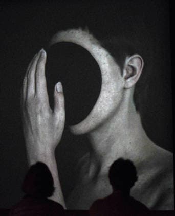 Entertainment Bilder des Tages Besucher betrachten in Riehen in der Fondation Beyeler bei der Pressevorbesichtigung der Ausstellung Pierre Huyghe eine raetselhafte filmische Installation des Kuenstlers. Die eigens fuer die Fondation Beyeler konzipierte Ausstellung zeigt neue Werke, die juengsten Filme sowie zentrale Arbeiten der letzten Jahre. Zu sehen vom 24.Mai bis 13. September 2026 in der Fondation Beyeler in Riehen. *** Visitors to the press preview of the Pierre Huyghe exhibition at the Fondation Beyeler in Riehen view a mysterious cinematic installation by the artist The exhibition, conceived especially for the Fondation Beyeler, shows new works, the most recent films and key works from recent years On view from May 24 to September 13, 2026 at the Fondatio
