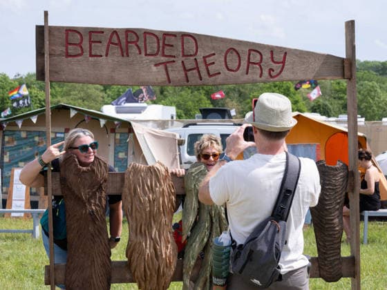Entertainment Bilder des Tages Bearded Theory Festival at Catton Hall in Walton upon Trent, UK on 22 May 2026 Atmosphere at Bearded Theory Festival at Catton Hall in Walton upon Trent, UK on 22 May 2026, Credit:Stephen Keable Avalon UK, Derbyshire, Walton upon Trent, Catton Hall  Copyright: xStephenxKeablex xAvalonx 1104131182