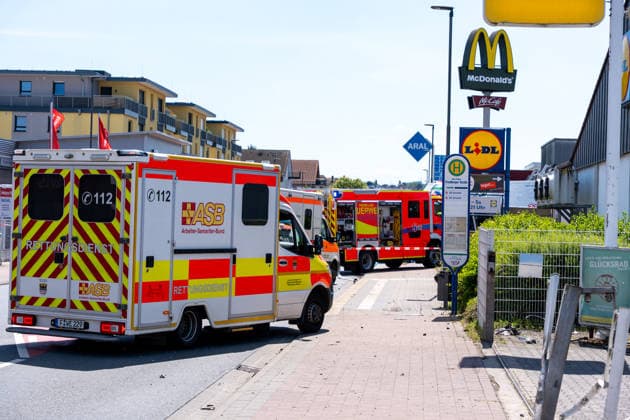 Schwerer Verkehrsunfall in Bad Vilbel Am Nachmittag des 22.05.2026 ereignete sich in Bad Vilbel ein schwerer Verkehrsunfall. Nach ersten Angaben fuhr ein BMW von Dortelweil aus kommend mit überhöhter Geschwindigkeit über eine rote Ampel und kollidierte dann im weiteren Verlauf mit einem LKW. Der Fahrzeuginsasse des BMW verstarb noch vor Ort. Die Straße ist noch Stunden gesperrt. Bad Vilbel Hessen Deutschland *** Serious traffic accident in Bad Vilbel On the afternoon of 22 May 2026, a serious traffic accident occurred in Bad Vilbel According to initial reports, a BMW coming from Dortelweil drove through a red light at excessive speed and then collided with a truck The occupant of the BMW died at the scene The road is still closed for h