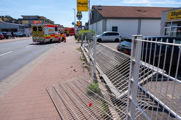 Schwerer Verkehrsunfall in Bad Vilbel Am Nachmittag des 22.05.2026 ereignete sich in Bad Vilbel ein schwerer Verkehrsunfall. Nach ersten Angaben fuhr ein BMW von Dortelweil aus kommend mit überhöhter Geschwindigkeit über eine rote Ampel und kollidierte dann im weiteren Verlauf mit einem LKW. Der Fahrzeuginsasse des BMW verstarb noch vor Ort. Die Straße ist noch Stunden gesperrt. Bad Vilbel Hessen Deutschland *** Serious traffic accident in Bad Vilbel On the afternoon of 22 May 2026, a serious traffic accident occurred in Bad Vilbel According to initial reports, a BMW coming from Dortelweil drove through a red light at excessive speed and then collided with a truck The occupant of the BMW died on the scene The road is still closed for h
