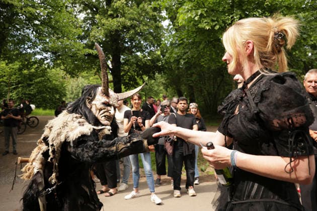 22.05.2026 Viktorianisches Picknick beim Wave-Gotik-Treffen in Leipzig Viktorianisches Picknick im Clara-Zetkin-Park Leipzig, 22. Mai 2026. Alljährlich zum Pfingstwochenende versammeln sich tausende Besucherinnen und Besucher des Wave-Gotik-Treffens in aufwendigen Kostümen von viktorianisch-romantisch über Steampunk bis Cyber-Gothic zur traditionellen Eröffnung des Festivals. Clara-Zetkin-Park *** 22 05 2026 Victorian picnic at the Wave Gotik Treffen in Leipzig Victorian picnic in Clara Zetkin Park Leipzig, 22 May 2026 Every year at the Whitsun weekend, thousands of visitors to the Wave Gotik Treffen gather in elaborate costumes ranging from Victorian romantic to steampunk to cyber gothic for the traditional opening of the Cl