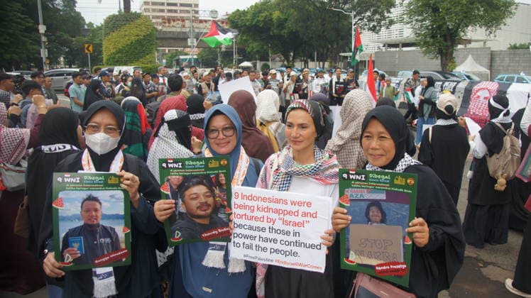 May 22, 2026, Jakarta, Jakarta, Indonesia: Members of the Aqsa Working Group (AWG) humanitarian alliance staged the Friday for Palestine rally in front of the United States Embassy in Jakarta on Friday (May 22, 2026). During the demonstration, participants carried posters highlighting the alleged abduction of humanitarian activists by Israeli Zionist forces as a form of protest against the detention of international volunteers on a mission to Gaza, Palestine...AWG expressed gratitude and appreciation for the release of all Indonesian delegates and activists involved in the Global Sumud Flotilla (GSF) 2.0 mission, who had previously been detained by Israeli authorities while carrying out a humanitarian mission aimed at delivering aid to the - ZUMAp146 20260522_zap_p146_014 Copyright: xDennyxPohanx