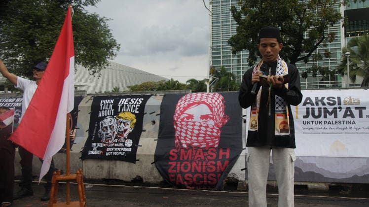 May 22, 2026, Jakarta, Jakarta, Indonesia: Members of the Aqsa Working Group (AWG) humanitarian alliance staged the Friday for Palestine rally in front of the United States Embassy in Jakarta on Friday (May 22, 2026). During the demonstration, participants carried posters highlighting the alleged abduction of humanitarian activists by Israeli Zionist forces as a form of protest against the detention of international volunteers on a mission to Gaza, Palestine...AWG expressed gratitude and appreciation for the release of all Indonesian delegates and activists involved in the Global Sumud Flotilla (GSF) 2.0 mission, who had previously been detained by Israeli authorities while carrying out a humanitarian mission aimed at delivering aid to the - ZUMAp146 20260522_zap_p146_026 Copyright: xDennyxPohanx
