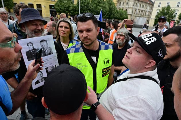 Manifestation rally on Liberty Square to express opposition to the holding of the Congress of Sudeten Germans in Brno, 22 May 2026, Czech Republic. On the right is activist Vojtech Psenak, discussing with one of the participants. (CTKxPhoto VaclavxSalek) CTKPhotoP2026052205844  CTKPhotoP2026052205844