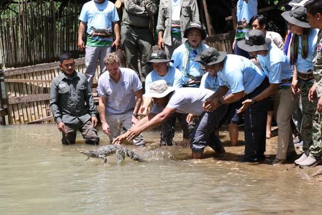 News Bilder des Tages (260522) -- MONDULKIRI, May 22, 2026 -- Participants release a Siamese crocodile into a river in Mondulkiri province, Cambodia, on May 22, 2026. Cambodia on Friday freed 10 purebred Siamese crocodiles into the Srepok River within the Srepok Wildlife Sanctuary here in the country s northeastern part, aiming at recovering one of the world s rarest crocodile species. ( Handout via Xinhua) CAMBODIA-MONDULKIRI-SIAMESE CROCODILES-RELEASE MoE 