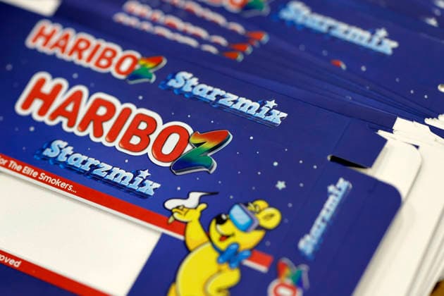 Zollbeamte zeigen sichergestellte gefälschte Haribo-Verpackungen für Gummibärchen mit THC bei der Jahrespressekonferenz des Hauptzollamt Köln. Zahlreiche Asservate aus den Bereichen Produktfälschung, Produktsicherheit und Artenschutz sowie kuriose Drogenverstecke werden vor Ort präsentiert. Köln, 22.05.2026 NRW Deutschland *** Customs officers show seized counterfeit Haribo packaging for gummy bears with THC at the annual press conference of the Cologne Main Customs Office Numerous exhibits from the areas of product counterfeiting, product safety and species protection as well as curious drug stashes are presented on site Cologne, 22 05 2026 NRW Germany Copyright: xChristophxHardtx