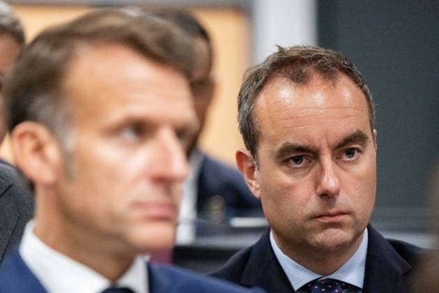 French Prime Minister Sébastien Lecornu, right, looks on as French President Emmanuel Macron listens attentively during a visit to the European Forum on Computing Power, Quantum Sciences and Technologies, and Semiconductors at the CEA Atomic Energy and Alternative Energies Commissions Very Large Computing Center in Bruyères le Châtel, au sud de Paris, le 22 mai 2026 Grégoire Campione Pool Bestimage French President during a visit to the European Forum on Computing Power, Quantum Sciences and Technologies, and Semiconductors at the Very Large Computing Centre of the French Alternative Energies and Atomic Energy Commission CEA in Bruyeres le Chatel, south of Paris, France, on May 22, 2026 Bruyères le Châtel France  Copyright: xGrÃ goirexCampione Pool BestimagexGrÃ goirexCampione Pool Bestimagex