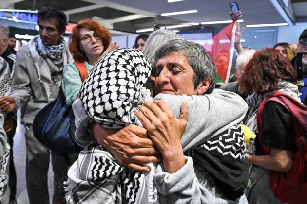 Protesters welcome Global Sumud Flotilla activists in Paris PARIS, FRANCE - MAY 22: Protesters welcome the Global Sumud Flotilla’s repatriated activists at the Charles de Gaulle Airport in Paris, France on May 22, 2026. Firas Abdullah Anadolu Paris France. Editorial use only. Please get in touch for any other usage.  Copyright: x2026xAnadoluxFirasxAbdullahx