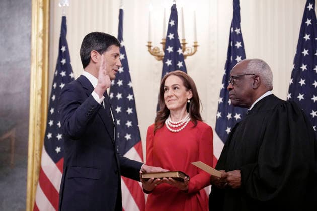 Warsh Sworn-In as FED Chair Kevin Warsh takes the oath of office as he is sworn-in as the new Chairman of the Federal Reserve (FED) by Associate Justice of the Supreme Court Clarence Thomas in the East Room of the White House in Washington, DC, USA, on May 22, 2026. Looking on from center is Warsh™s wife, Jane Lauder. Credit: Yuri Gripas Pool via CNP Washington District of Columbia United States of America EDITORIAL USE ONLY Copyright: xx _66D8384-6261226 YurixGripasx-xPoolxviaxCNPx cnpphotos334776