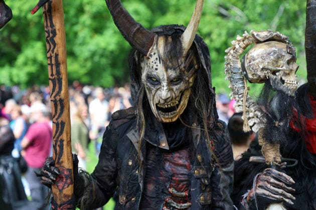 Leipzig - WGT startet bei sommerlichen Temperaturen und Sonnenschein: Hunderte treffen sich beim Viktorianisches Picknick zum Wave Gotik Treffen 22.05.2026 ab 14 Uhr Leipzig, Clara-Zetkin-Park Bei strahlendem Sonnenschein und sommerlichen Temperaturen verwandelte sich der Clara-Zetkin-Park am Freitag erneut in eine Szenerie wie aus einer anderen Epoche: Zum traditionellen Viktorianischen Picknick kamen Hunderte Besucher des Wave-Gotik-Treffen dicht gedrängt in aufwendigen Gewändern zusammen. Korsetts, Fräcke, Zylinder und Spitze bestimmten das Bild ein Fest der Ästhetik und Individualität mitten im Grünen. Das Picknick gilt als inoffizieller Auftakt des viertägigen Festivals, das jedes Jahr Zehntausende Anhänger der schwarze Copyright: xEHLxMedia BjörnxStachx 20260522_viktorianisches-picknick-wgt-leipzig_10