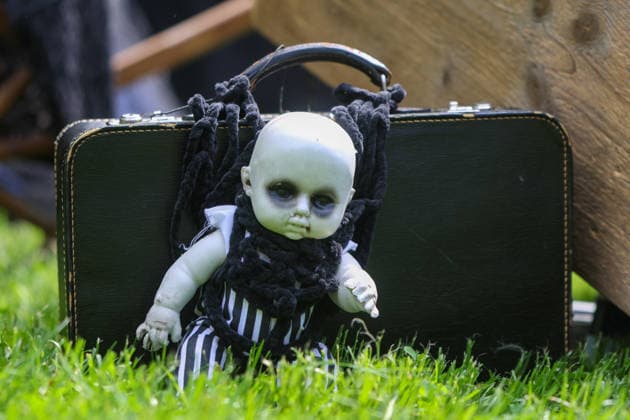 Leipzig - WGT startet bei sommerlichen Temperaturen und Sonnenschein: Hunderte treffen sich beim Viktorianisches Picknick zum Wave Gotik Treffen 22.05.2026 ab 14 Uhr Leipzig, Clara-Zetkin-Park Bei strahlendem Sonnenschein und sommerlichen Temperaturen verwandelte sich der Clara-Zetkin-Park am Freitag erneut in eine Szenerie wie aus einer anderen Epoche: Zum traditionellen Viktorianischen Picknick kamen Hunderte Besucher des Wave-Gotik-Treffen dicht gedrängt in aufwendigen Gewändern zusammen. Korsetts, Fräcke, Zylinder und Spitze bestimmten das Bild ein Fest der Ästhetik und Individualität mitten im Grünen. Das Picknick gilt als inoffizieller Auftakt des viertägigen Festivals, das jedes Jahr Zehntausende Anhänger der schwarze Copyright: xEHLxMedia BjörnxStachx 20260522_viktorianisches-picknick-wgt-leipzig_12