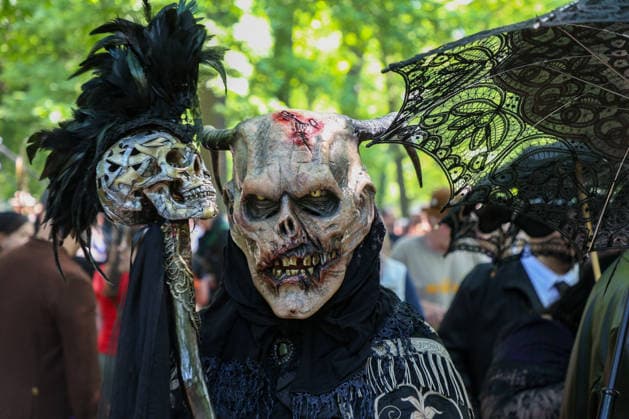 Leipzig - WGT startet bei sommerlichen Temperaturen und Sonnenschein: Hunderte treffen sich beim Viktorianisches Picknick zum Wave Gotik Treffen 22.05.2026 ab 14 Uhr Leipzig, Clara-Zetkin-Park Bei strahlendem Sonnenschein und sommerlichen Temperaturen verwandelte sich der Clara-Zetkin-Park am Freitag erneut in eine Szenerie wie aus einer anderen Epoche: Zum traditionellen Viktorianischen Picknick kamen Hunderte Besucher des Wave-Gotik-Treffen dicht gedrängt in aufwendigen Gewändern zusammen. Korsetts, Fräcke, Zylinder und Spitze bestimmten das Bild ein Fest der Ästhetik und Individualität mitten im Grünen. Das Picknick gilt als inoffizieller Auftakt des viertägigen Festivals, das jedes Jahr Zehntausende Anhänger der schwarze Copyright: xEHLxMedia BjörnxStachx 20260522_viktorianisches-picknick-wgt-leipzig_26