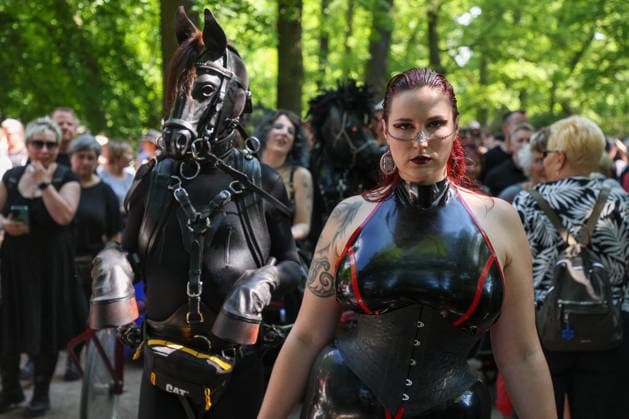 Leipzig - WGT startet bei sommerlichen Temperaturen und Sonnenschein: Hunderte treffen sich beim Viktorianisches Picknick zum Wave Gotik Treffen 22.05.2026 ab 14 Uhr Leipzig, Clara-Zetkin-Park Bei strahlendem Sonnenschein und sommerlichen Temperaturen verwandelte sich der Clara-Zetkin-Park am Freitag erneut in eine Szenerie wie aus einer anderen Epoche: Zum traditionellen Viktorianischen Picknick kamen Hunderte Besucher des Wave-Gotik-Treffen dicht gedrängt in aufwendigen Gewändern zusammen. Korsetts, Fräcke, Zylinder und Spitze bestimmten das Bild ein Fest der Ästhetik und Individualität mitten im Grünen. Das Picknick gilt als inoffizieller Auftakt des viertägigen Festivals, das jedes Jahr Zehntausende Anhänger der schwarze Copyright: xEHLxMedia BjörnxStachx 20260522_viktorianisches-picknick-wgt-leipzig_28