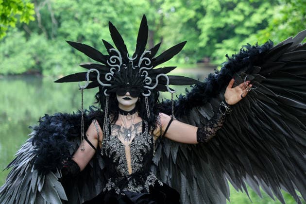 Leipzig - WGT startet bei sommerlichen Temperaturen und Sonnenschein: Hunderte treffen sich beim Viktorianisches Picknick zum Wave Gotik Treffen 22.05.2026 ab 14 Uhr Leipzig, Clara-Zetkin-Park Bei strahlendem Sonnenschein und sommerlichen Temperaturen verwandelte sich der Clara-Zetkin-Park am Freitag erneut in eine Szenerie wie aus einer anderen Epoche: Zum traditionellen Viktorianischen Picknick kamen Hunderte Besucher des Wave-Gotik-Treffen dicht gedrängt in aufwendigen Gewändern zusammen. Korsetts, Fräcke, Zylinder und Spitze bestimmten das Bild ein Fest der Ästhetik und Individualität mitten im Grünen. Das Picknick gilt als inoffizieller Auftakt des viertägigen Festivals, das jedes Jahr Zehntausende Anhänger der schwarze Copyright: xEHLxMedia BjörnxStachx 20260522_viktorianisches-picknick-wgt-leipzig_3