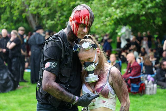 Leipzig - WGT startet bei sommerlichen Temperaturen und Sonnenschein: Hunderte treffen sich beim Viktorianisches Picknick zum Wave Gotik Treffen 22.05.2026 ab 14 Uhr Leipzig, Clara-Zetkin-Park Bei strahlendem Sonnenschein und sommerlichen Temperaturen verwandelte sich der Clara-Zetkin-Park am Freitag erneut in eine Szenerie wie aus einer anderen Epoche: Zum traditionellen Viktorianischen Picknick kamen Hunderte Besucher des Wave-Gotik-Treffen dicht gedrängt in aufwendigen Gewändern zusammen. Korsetts, Fräcke, Zylinder und Spitze bestimmten das Bild ein Fest der Ästhetik und Individualität mitten im Grünen. Das Picknick gilt als inoffizieller Auftakt des viertägigen Festivals, das jedes Jahr Zehntausende Anhänger der schwarze Copyright: xEHLxMedia BjörnxStachx 20260522_viktorianisches-picknick-wgt-leipzig_7