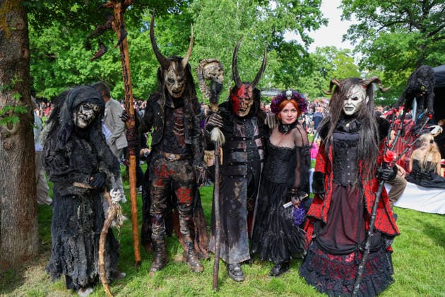 Leipzig - WGT startet bei sommerlichen Temperaturen und Sonnenschein: Hunderte treffen sich beim Viktorianisches Picknick zum Wave Gotik Treffen 22.05.2026 ab 14 Uhr Leipzig, Clara-Zetkin-Park Bei strahlendem Sonnenschein und sommerlichen Temperaturen verwandelte sich der Clara-Zetkin-Park am Freitag erneut in eine Szenerie wie aus einer anderen Epoche: Zum traditionellen Viktorianischen Picknick kamen Hunderte Besucher des Wave-Gotik-Treffen dicht gedrängt in aufwendigen Gewändern zusammen. Korsetts, Fräcke, Zylinder und Spitze bestimmten das Bild ein Fest der Ästhetik und Individualität mitten im Grünen. Das Picknick gilt als inoffizieller Auftakt des viertägigen Festivals, das jedes Jahr Zehntausende Anhänger der schwarze Copyright: xEHLxMedia BjörnxStachx 20260522_viktorianisches-picknick-wgt-leipzig_9