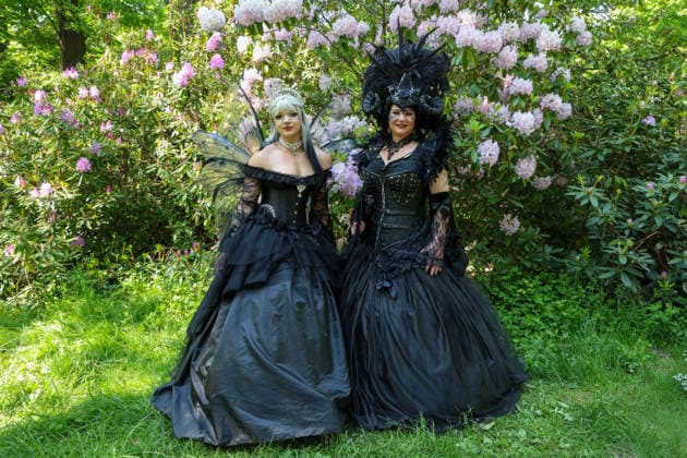 Leipzig - WGT startet bei sommerlichen Temperaturen und Sonnenschein: Hunderte treffen sich beim Viktorianisches Picknick zum Wave Gotik Treffen 22.05.2026 ab 14 Uhr Leipzig, Clara-Zetkin-Park Bei strahlendem Sonnenschein und sommerlichen Temperaturen verwandelte sich der Clara-Zetkin-Park am Freitag erneut in eine Szenerie wie aus einer anderen Epoche: Zum traditionellen Viktorianischen Picknick kamen Hunderte Besucher des Wave-Gotik-Treffen dicht gedrängt in aufwendigen Gewändern zusammen. Korsetts, Fräcke, Zylinder und Spitze bestimmten das Bild ein Fest der Ästhetik und Individualität mitten im Grünen. Das Picknick gilt als inoffizieller Auftakt des viertägigen Festivals, das jedes Jahr Zehntausende Anhänger der schwarze Copyright: xBjoernxStachx 20260522_viktorianisches-picknick-wgt-leipzig_32