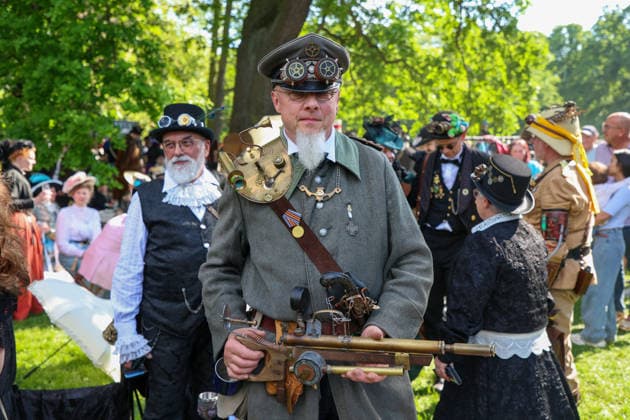 Leipzig - WGT startet bei sommerlichen Temperaturen und Sonnenschein: Hunderte treffen sich beim Viktorianisches Picknick zum Wave Gotik Treffen 22.05.2026 ab 14 Uhr Leipzig, Clara-Zetkin-Park Bei strahlendem Sonnenschein und sommerlichen Temperaturen verwandelte sich der Clara-Zetkin-Park am Freitag erneut in eine Szenerie wie aus einer anderen Epoche: Zum traditionellen Viktorianischen Picknick kamen Hunderte Besucher des Wave-Gotik-Treffen dicht gedrängt in aufwendigen Gewändern zusammen. Korsetts, Fräcke, Zylinder und Spitze bestimmten das Bild ein Fest der Ästhetik und Individualität mitten im Grünen. Das Picknick gilt als inoffizieller Auftakt des viertägigen Festivals, das jedes Jahr Zehntausende Anhänger der schwarze Copyright: xBjoernxStachx 20260522_viktorianisches-picknick-wgt-leipzig_51