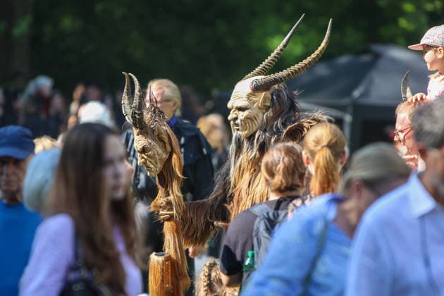 Leipzig - WGT startet bei sommerlichen Temperaturen und Sonnenschein: Hunderte treffen sich beim Viktorianisches Picknick zum Wave Gotik Treffen 22.05.2026 ab 14 Uhr Leipzig, Clara-Zetkin-Park Bei strahlendem Sonnenschein und sommerlichen Temperaturen verwandelte sich der Clara-Zetkin-Park am Freitag erneut in eine Szenerie wie aus einer anderen Epoche: Zum traditionellen Viktorianischen Picknick kamen Hunderte Besucher des Wave-Gotik-Treffen dicht gedrängt in aufwendigen Gewändern zusammen. Korsetts, Fräcke, Zylinder und Spitze bestimmten das Bild ein Fest der Ästhetik und Individualität mitten im Grünen. Das Picknick gilt als inoffizieller Auftakt des viertägigen Festivals, das jedes Jahr Zehntausende Anhänger der schwarze Copyright: xBjoernxStachx 20260522_viktorianisches-picknick-wgt-leipzig_52