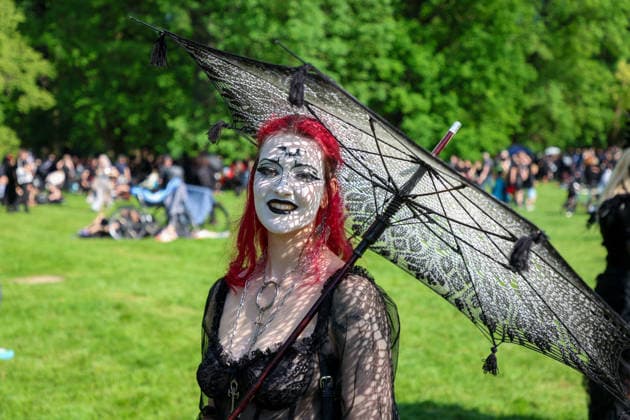 Leipzig - WGT startet bei sommerlichen Temperaturen und Sonnenschein: Hunderte treffen sich beim Viktorianisches Picknick zum Wave Gotik Treffen 22.05.2026 ab 14 Uhr Leipzig, Clara-Zetkin-Park Bei strahlendem Sonnenschein und sommerlichen Temperaturen verwandelte sich der Clara-Zetkin-Park am Freitag erneut in eine Szenerie wie aus einer anderen Epoche: Zum traditionellen Viktorianischen Picknick kamen Hunderte Besucher des Wave-Gotik-Treffen dicht gedrängt in aufwendigen Gewändern zusammen. Korsetts, Fräcke, Zylinder und Spitze bestimmten das Bild ein Fest der Ästhetik und Individualität mitten im Grünen. Das Picknick gilt als inoffizieller Auftakt des viertägigen Festivals, das jedes Jahr Zehntausende Anhänger der schwarze Copyright: xBjoernxStachx 20260522_viktorianisches-picknick-wgt-leipzig_57