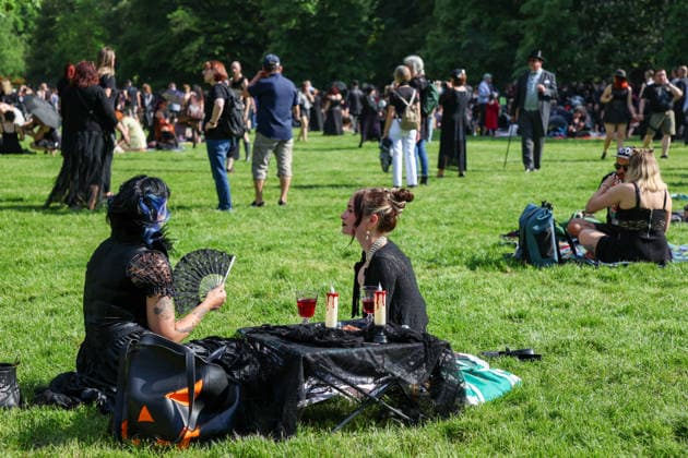 Leipzig - WGT startet bei sommerlichen Temperaturen und Sonnenschein: Hunderte treffen sich beim Viktorianisches Picknick zum Wave Gotik Treffen 22.05.2026 ab 14 Uhr Leipzig, Clara-Zetkin-Park Bei strahlendem Sonnenschein und sommerlichen Temperaturen verwandelte sich der Clara-Zetkin-Park am Freitag erneut in eine Szenerie wie aus einer anderen Epoche: Zum traditionellen Viktorianischen Picknick kamen Hunderte Besucher des Wave-Gotik-Treffen dicht gedrängt in aufwendigen Gewändern zusammen. Korsetts, Fräcke, Zylinder und Spitze bestimmten das Bild ein Fest der Ästhetik und Individualität mitten im Grünen. Das Picknick gilt als inoffizieller Auftakt des viertägigen Festivals, das jedes Jahr Zehntausende Anhänger der schwarze Copyright: xBjoernxStachx 20260522_viktorianisches-picknick-wgt-leipzig_60