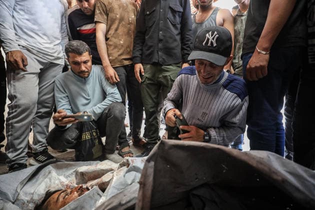 Two Palestinians were killed in Israeli attacks in Gaza GAZA CITY, GAZA, PALESTINE - MAY 22: (EDITORS NOTE: Image depicts death) Relatives of the 27-year-old Palestinian Loay Basal mourn as his body is brought to Al-Shifa Hospital following an Israeli military attack on the eastern part of Gaza City, despite the ongoing ceasefire, on May 22, 2026 in Gaza City, Gaza, Palestine. Two Palestinians were reported killed and several others injured as a result of continued Israeli strikes across the Gaza Strip. Khames Alrefi Anadolu Gaza City Gaza. Editorial use only. Please get in touch for any other usage.  Copyright: x2026xAnadoluxKhamesxAlrefix