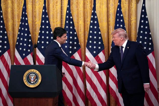 Donald Trump swears in Kevin Warsh - Washington US President Donald Trump greets Kevin Warsh during his swearing-In ceremony as the new Chairman of the Federal Reserve in the East Room of the White House in Washington on May 22, 2026. Photo by Yuri Gripas ABACAPRESS.COM Washington DC United States  Copyright: xPool ABACAx