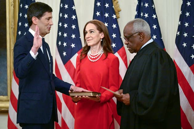 Warsh Sworn-In as FED Chair Associate Justice of the Supreme Court Clarence Thomas, right, administers the oath of office during the swearing-in ceremony for Kevin Warsh, Chair of the Board of Governors of the Federal Reserve System, in the East Room of the White House in Washington, DC, USA, on Friday, May 22, 2026. Looking on from center is Warsh’s wife, Jane Lauder. Credit: Kyle Mazza NUF Photo via CNP Washington District of Columbia United States of America EDITORIAL USE ONLY Copyright: xx 052226_Trump-Warsh-CNP_010 KylexMazzax-xNUFxPhotoxviaxCNPx cnpphotos334792