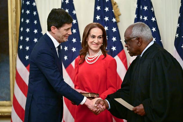 Warsh Sworn-In as FED Chair Associate Justice of the Supreme Court Clarence Thomas, right, shakes hands with Kevin Warsh, Chair of the Board of Governors of the Federal Reserve System after administering the oath of office during the swearing-in ceremony in the East Room of the White House in Washington, DC, USA, on Friday, May 22, 2026. Looking on from center is Warsh’s wife, Jane Lauder. Credit: Kyle Mazza NUF Photo via CNP Washington District of Columbia United States of America EDITORIAL USE ONLY Copyright: xx 052226_Trump-Warsh-CNP_012 KylexMazzax-xNUFxPhotoxviaxCNPx cnpphotos334794