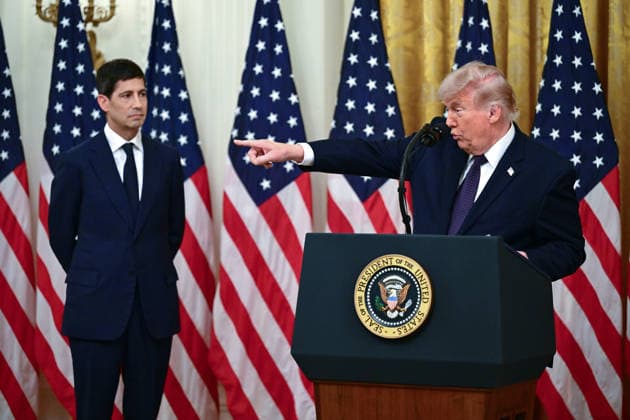 News Bilder des Tages Warsh Sworn-In as FED Chair United States President Donald J Trump, right, gestures as he participates in the swearing-in ceremony for Kevin Warsh, Chair of the Board of Governors of the Federal Reserve System, left, in the East Room of the White House in Washington, DC, USA, on Friday, May 22, 2026. Credit: Kyle Mazza NUF Photo via CNP Washington District of Columbia United States of America EDITORIAL USE ONLY Copyright: xx 052226_Trump-Warsh-CNP_008 KylexMazzax-xNUFxPhotoxviaxCNPx cnpphotos334797
