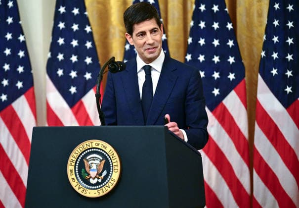 May 22, 2026, Washington, District Of Columbia, USA: Kevin Warsh, Chair of the Board of Governors of the Federal Reserve System makes remarks after taking the oath of office during a swearing-In ceremony in the East Room of the White House in Washington on May 22, 2026. Looking on at right is United States President Donald J Trump Washington USA  - ZUMAs152 20260522_faa_s152_021 Copyright: xKylexMazzax-xNUFxxviaxCNPx
