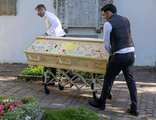 Sarg Beerdigung von Remo AimŽ Pollert , Sohn von Lara Joy Körner, auf dem Friedhof Bogenhausen in München Datum: 22.05.2026 *** Coffin burial of Remo AimŽ Pollert , son of Lara Joy Körner, at Bogenhausen cemetery in Munich Date 22 05 2026