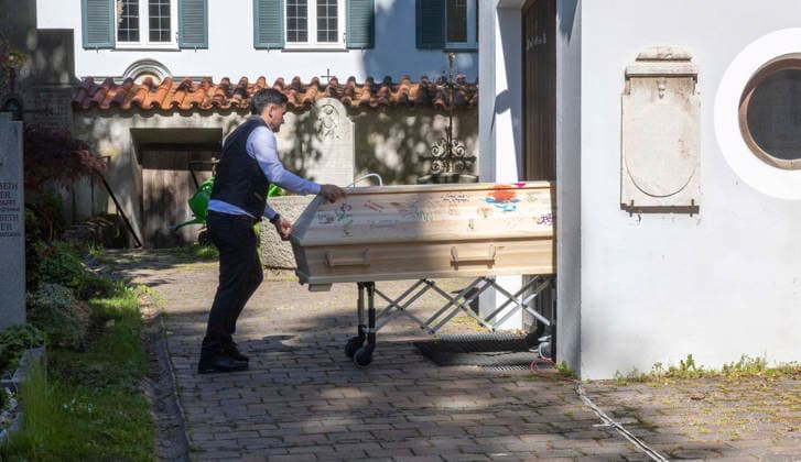 Sarg Beerdigung von Remo AimŽ Pollert , Sohn von Lara Joy Körner, auf dem Friedhof Bogenhausen in München Datum: 22.05.2026 *** Coffin burial of Remo AimŽ Pollert , son of Lara Joy Körner, at Bogenhausen cemetery in Munich Date 22 05 2026